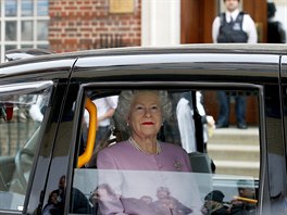 Kolem porodnice projel vůz s voskovou figurínou královny Alžběty II. (Londýn,...