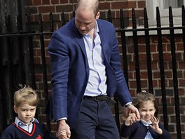 Princ William a jeho děti princ George a princezna Charlotte přicházejí do...