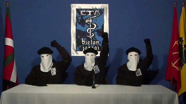 Maskovaní představitelé baskické separatistické organizace ETA na archivním snímku z roku 2011