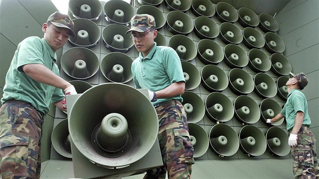 Jihokorejt vojci odstrauj zvukovou aparaturu vyslajc jihokorejskou propagandu do KLDR (16. ervna 2004)