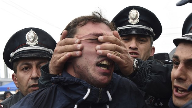 Protesty v Armnii vyvolala zmna prezidentskho systmu na parlamentn a pesun prezidenta Sere Sargsjana na pozici premira (21. dubna 2018)