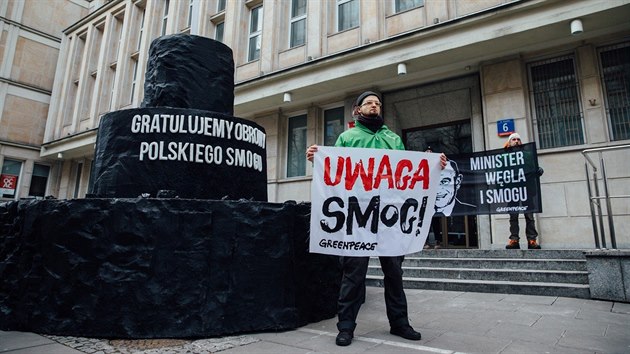 Uhelný dort. Hapening aktivistů Greenpeace před polským ministerstvem energetiky (22. února 2018)