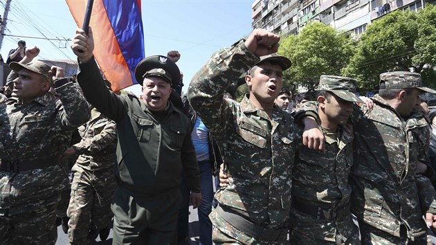 Po deseti dnech se do protest v Jerevanu zapojili i vojci (23. dubna 208)