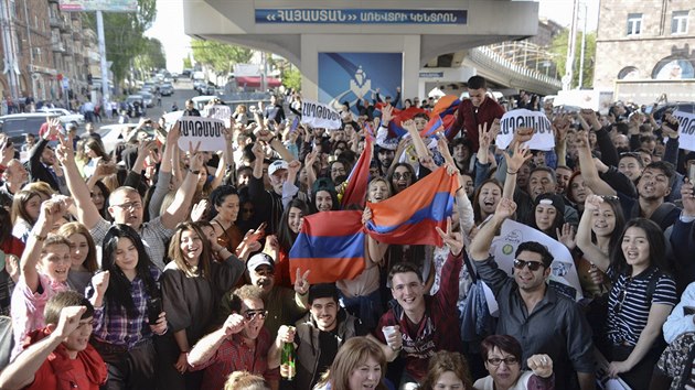 Demonstranti v Jerevanu slav rezignaci Sere Sargsjana (23. dubna 208)