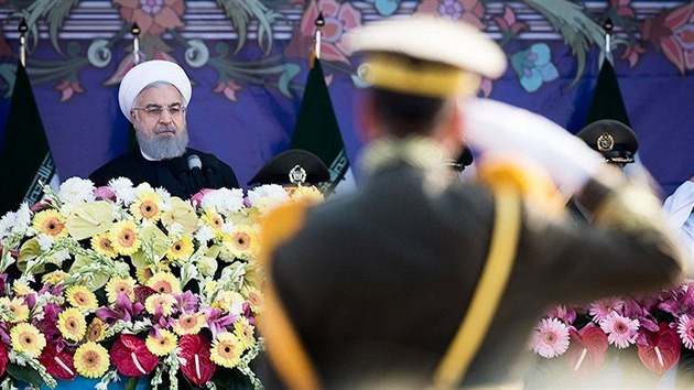 Íránský prezident Hasan Ruhání na vojenské přehlídce u mauzolea ajatolláha Chomejního na předměstí Teheránu (18. dubna 2018)