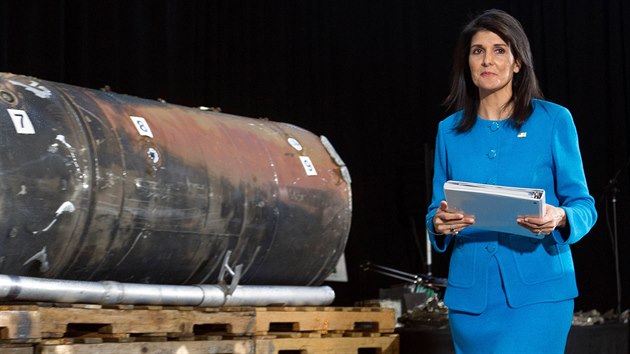 Velvyslankyně USA při OSN Nikki Haleyová ukazuje zbytky údajné íránské rakety odpálené jemenskými rebely (14. prosince 2017)