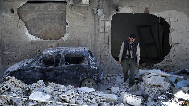 Rozbombardované domy ve městě Dúma, které syrská armáda dobyla na islamistech z Armády islámu (16. dubna 2018)