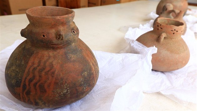 Keramika kultury Chimú nalezená u peruánského města Huanchaco, kde archeologové našli patrně největší rituální místo dětských obětí (21. března 2018)