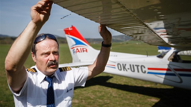 Pilot Vladislav Pružina na letišti v Benešově. (26. dubna 2018)
