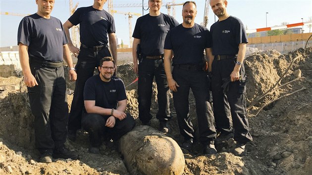 Písluníci berlínské policie, kteí dostali za úkol zlikvidovat bombu z 2....