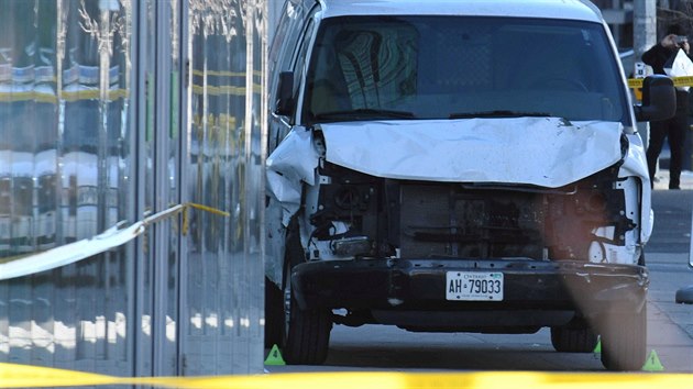Poničená dodávka, kterou řidič vjel do chodců v Torontu. (23.4.2018)