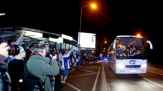 Brněnští hokejisté přijíždějí uprostřed noci před stadion, kde na ně čekají fanoušci.