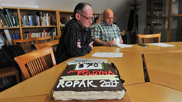 Pro Ropáka Foldynu přichystali pořadatelé veganský dort. Poslanec si jej nevyzvedl, tak jej sní organizátoři na večírku.