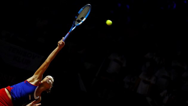 Tenistka Karolna Plkov podv bhem semifinle Fed Cupu proti Nmecku.