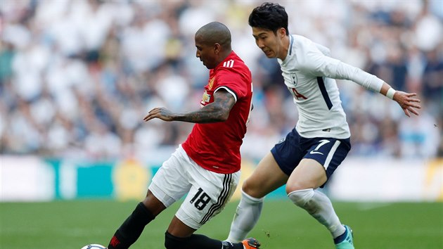 Ashley Young (Manchester United) si kryje míč před Heung-Min Sonem z Tottenhamu.