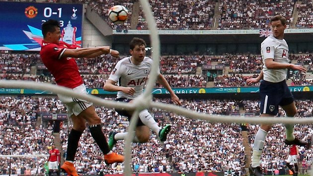 Alexis Snchez (Manchester United) stl hlavou gl proti Tottenhamu.