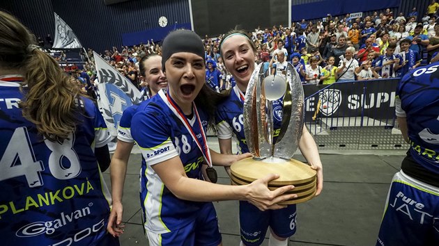 Vítkovické Alžběta Ďuríková a Justyna Krzywak drží pohár pro vítěze superfinále florbalu v Ostravě.