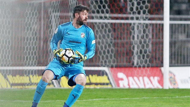 Plzeňský brankář Matúš Kozáčik rozehrává míč v zápase s Brnem