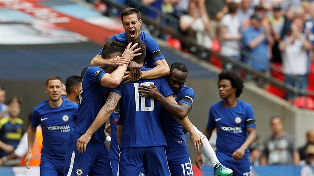 Fotbalisté Chelsea se radují z branky proti Southamptonu.