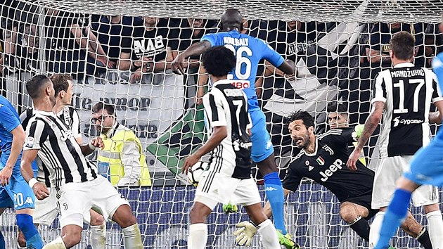 Kalidou Koulibaly (Neapol) střílí vítěznou branku v utkání na hřišti vedoucího Juventusu.
