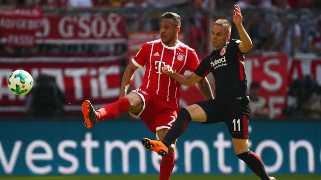 Corentin Tolisso z Bayernu (vlevo) a Mijat Gaćinović z Eintrachtu Frankfurt soupeří o míč v utkání německé ligy.