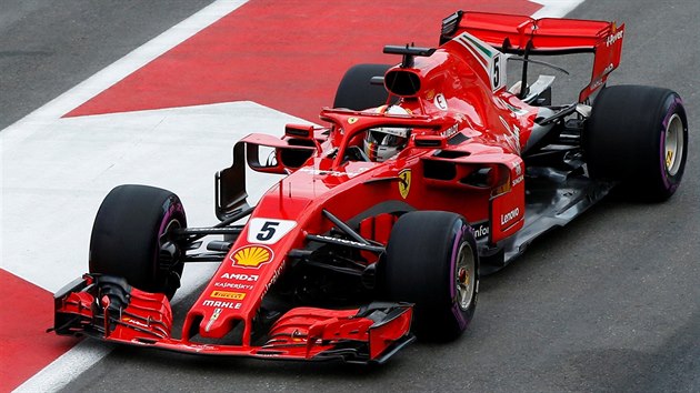 Sebastian Vettel z Ferrari ovldl kvalifikaci na Velkou cenu zerbjdnu.