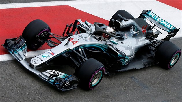 Lewis Hamilton v rmci kvalifikace projd se svm Mercedesem okruh v Baku.