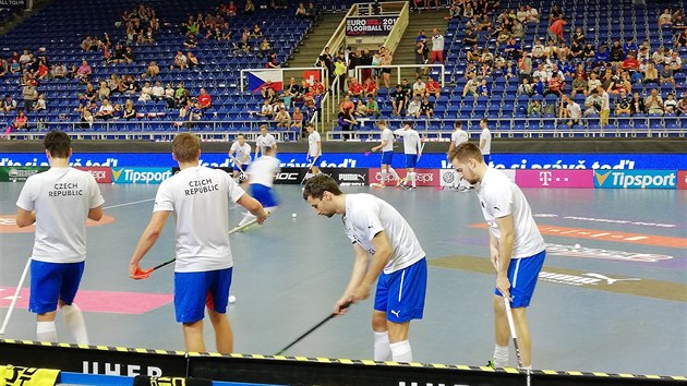 Čeští florbalisté na rozcvičce během turnaje EFT v Brně před zápasem se Švýcarskem