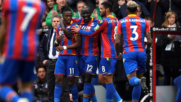 Fotbalisté Crystal Palace slaví branku do sítě Leicesteru.