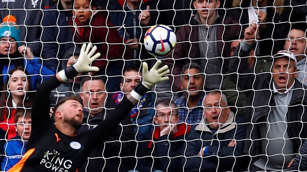 Brankář Leicesteru Ben Hamer se v utkání proti Crystal Palace marně natahuje po míči.