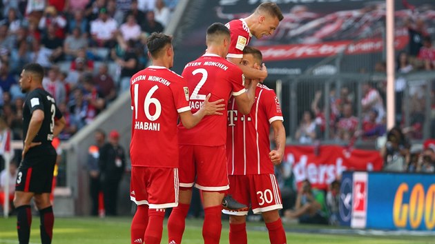 Fotbalisté Bayernu slaví branku v utkání proti Eintrachtu Frankfurt.