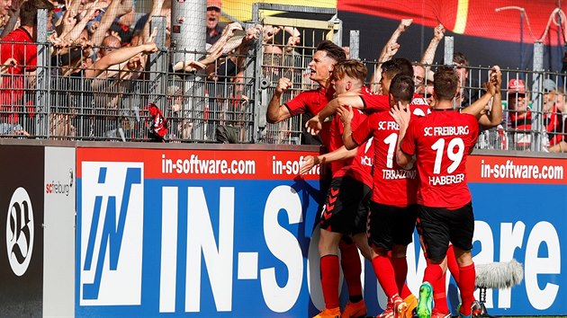 Fotbalisté Freiburgu slaví s fanoušky branku v duelu s Kölnem.