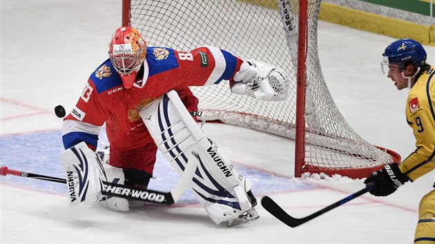 Rusk brank Vasilij Koekin zasahuje v utkn proti domcmu vbru na vdskch hokejovch hrch.