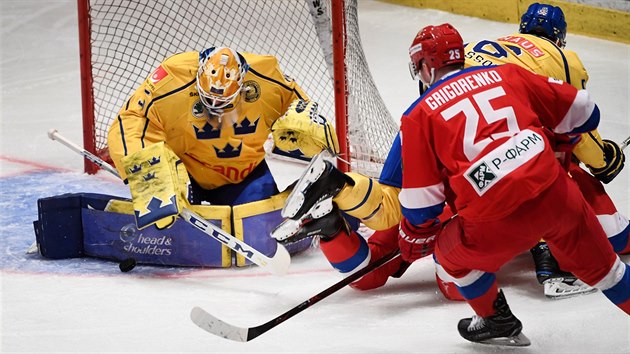 Brankář Magnus Hellberg ze Švédska zasahuje na Švédských hrách v utkání proti Rusku.