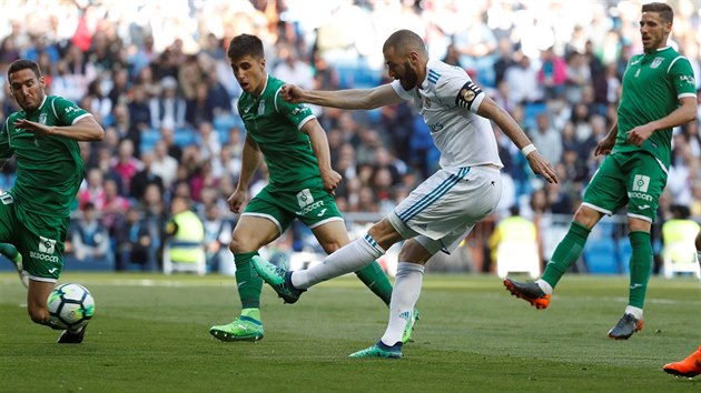 Karim Benzema z Realu Madrid (v bílém) vysílá ostrou ránu směrem k brance Leganés.