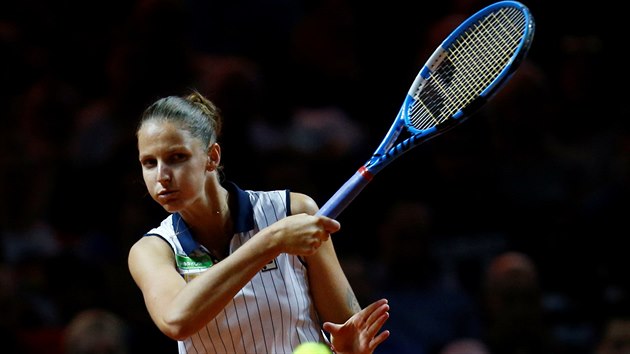Karolna Plkov se sousted na forhend v semifinle turnaje ve Stuttgartu.