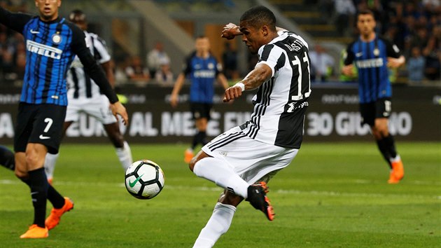 Daniele Rugani z Juventusu pl na branku milnskho Interu.