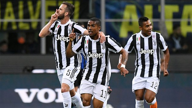 Fotbalist Juventusu oslavuj branku do st Interu Miln.