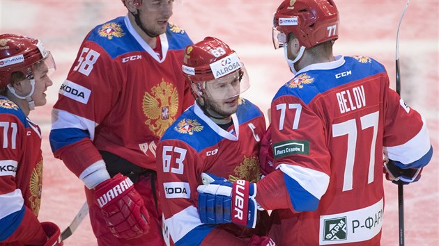 Ruští hokejisté se radují z gólu v české síti.