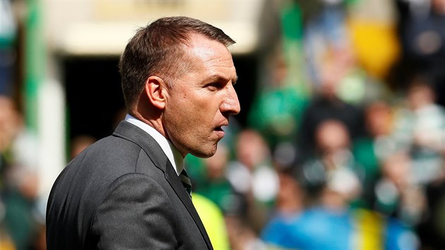 Kou Celticu Brendan Rodgers sleduje vkon svho celku v derby s Rangers.