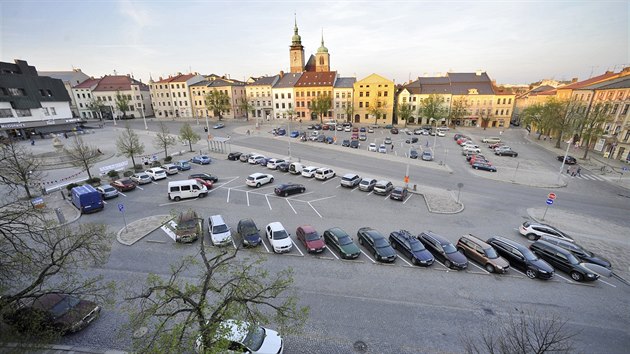 Skupinka osmi aktivist v nedli veer na dvou mstech Masarykova nmst vyvsila transparenty s npisem Autobazar. Chtla tak upozornit na to, e nmst je peplnn zaparkovanmi vozy.