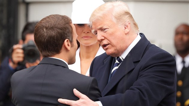 Americk prezident Donald Trump v doprovodu manelky Melanie pivtal svho francouzskho kolegu Emmanuela Macrona s chot Brigitte v Blm dom (24. dubna 2018).