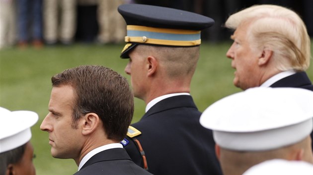 Americk prezident Donald Trump v doprovodu manelky Melanie pivtal svho francouzskho kolegu Emmanuela Macrona s chot Brigitte v Blm dom (24. dubna 2018).