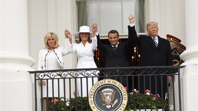 Americký prezident Donald Trump v doprovodu manželky Melanie přivítal svého francouzského kolegu Emmanuela Macrona s chotí Brigitte v Bílém domě (24. dubna 2018).