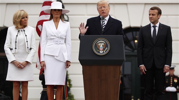 Americký prezident Donald Trump v doprovodu manželky Melanie přivítal svého francouzského kolegu Emmanuela Macrona s chotí Brigitte v Bílém domě (24. dubna 2018).