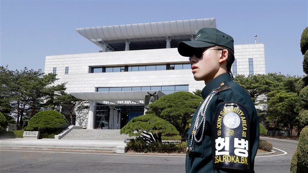 Jihokorejsk vojk ped Mrovm domem v demilitarizovan zn v Pchanmundomu. Zde se uskuten historick setkn Kim ong-una s Mun e-inem.  Kim bude prvnm severokorejskm vcem, kter vstoup na jihokorejskou pdu (24. dubna 2018).