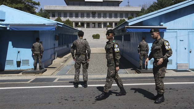 Konferenn budovy v Pchanmundomu. Ti z nich jsou naten mode v barvch OSN. Delegti KLDR a Jin Koreje se zde setkvaj u konferennho stolu, jeho stedem prochz hranice. Kim ong-un s Mun e-inem se setkaj v Mrovm dom. Kim bude prvnm severokorejskm vcem, kter vstoup na jihokorejskou pdu (24. dubna 2018).