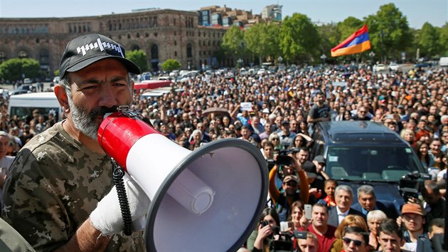 Armnsk opozin vdce Nikola Painjan hovo ke svm podporovatelm v centru Jerevanu (25. dubna 2018)