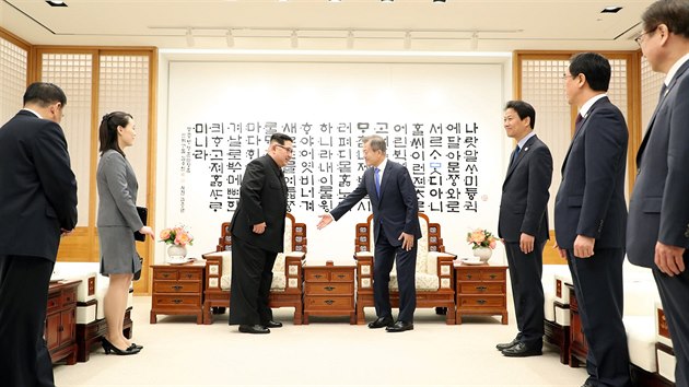 Severokorejsk vdce Kim ong-un a jihokorejsk prezident Mun e-in v Pchanmundomu zahjili historick summit zem, kter jsou de facto stle ve vlenm stavu (27. dubna 2018).