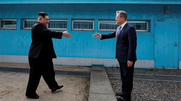 Severokorejsk vdce Kim ong-un a jihokorejsk prezident Mun e-in v Pchanmundomu zahjili historick summit zem, kter jsou de facto stle ve vlenm stavu (27. dubna 2018).